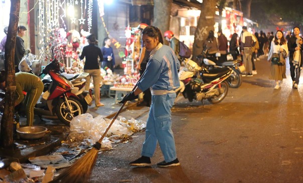 Sau mỗi dịp lễ hội như Giáng Sinh, Quốc Khánh, 30/4... là những đêm vất vả dọn dẹp của các công nhân môi trường. Nguồn: kenh14.vn