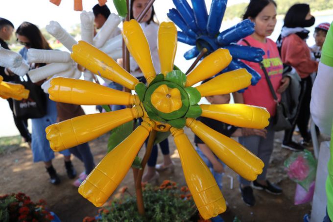 Hoa được làm từ chai nhựa. Nguồn:phunuvietnam.vn