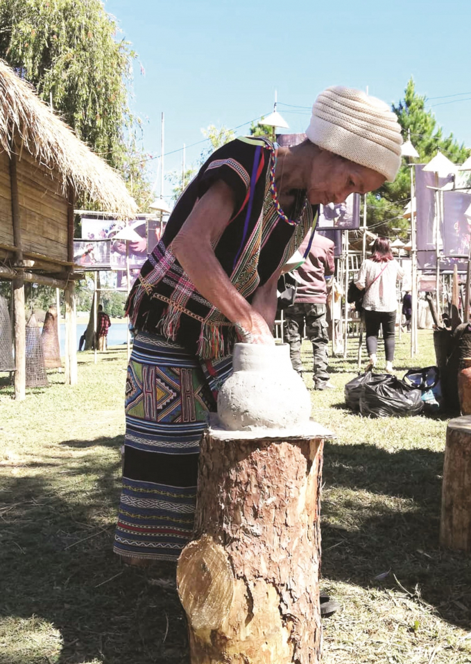 Nghề làm gốm thủ công của đồng bào Tây Nguyên cũng được tái hiện trong Festival hoa Đà Lạt 2019. Nguồn: baodantoc.vn