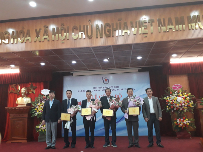 Chiều 26/12, Kỹ sư Hồ Quang Cua (thứ 4 từ trái qua) đại diện nhóm nghiên cứu gạo ST 25 nhận bằng chứng nhận top 10 sự kiện khoa học công nghệ tiêu biểu 2019. 