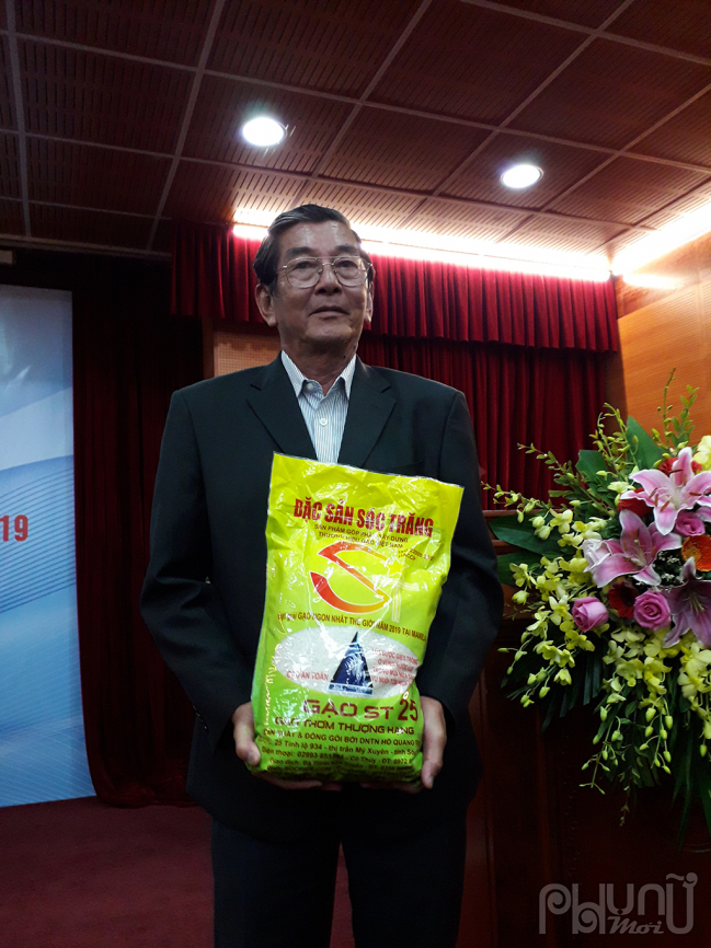 Kỹ sư Hồ Quang Cua với bao bì đóng gói của gạo ngon nhất thế giới ST25