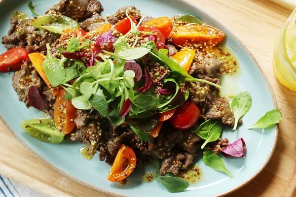 Salad xà lách trộn thịt bò vừa đậm đà vừa có vị chua nhẹ là món ăn ngon miệng, tốt cho sức khỏe mà lại không ngấy. Nguồn: massageishealthy.com