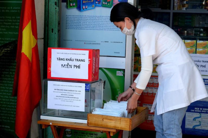 Nhà thuốc Thiên An (số 40 Trường Sa, TP Nha Trang, Khánh Hòa)tặng khẩu trang miễn phí cho người dân. Nguồn: tinmoi24.vn
