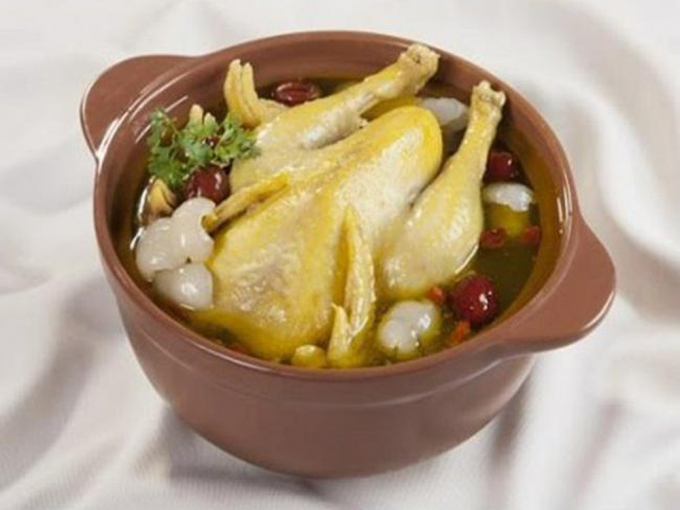 sử dụng thịt gà để nấu súp, hoặc cháo để người bị cảm lạnh, cảm cúm có thể bồi bổ sức khỏe. Nguồn: baomoi.com