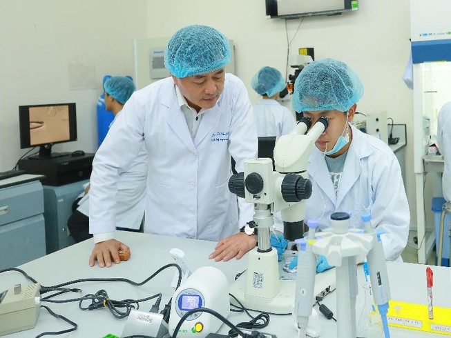PGS. TS Nguyễn Văn Thuận cùng cộng sự nghiên cứu tại phòng thí nghiệm. Nguồn: khampha.vn