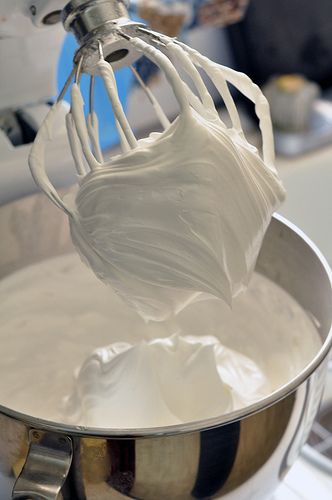 Thêm 1/2 muỗng cream of tartar và đánh cho đến khi hình thành đỉnh mềm. Nguồn: pinterest.com