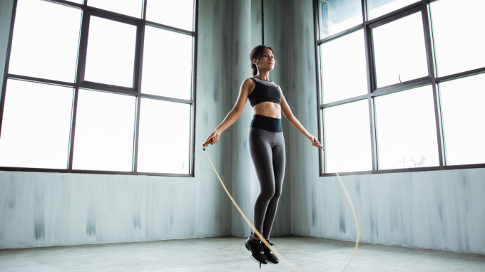 Jump Rope hay nhảy dây chính là bài tập giảm cân toàn thân tuy đơn giản nhưng hiệu quả và được rất nhiều người áp dụng. Nguồn: genvita.vn