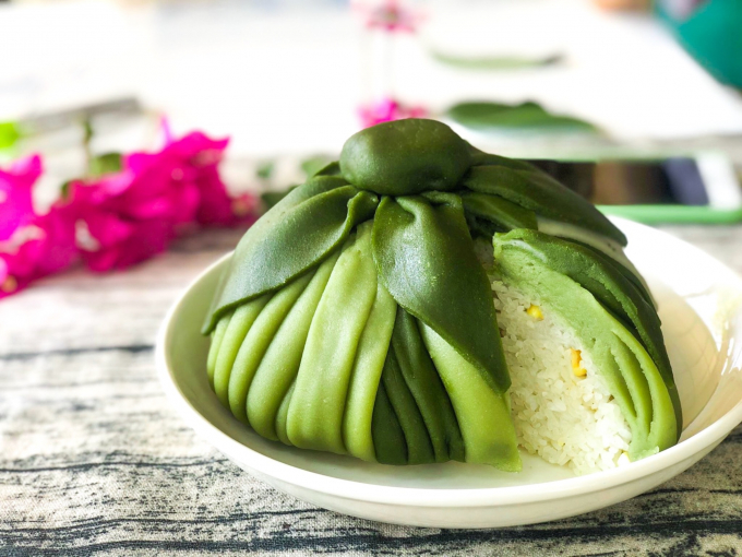 Khi về Việt Nam, nhân vốn là bột gạo được biến tấu thành xôi, và vỏ bánh được décor như một chiếc túi quà bằng vải lụa/áo hanbook của người Hàn. Ảnh: Yang Jin
