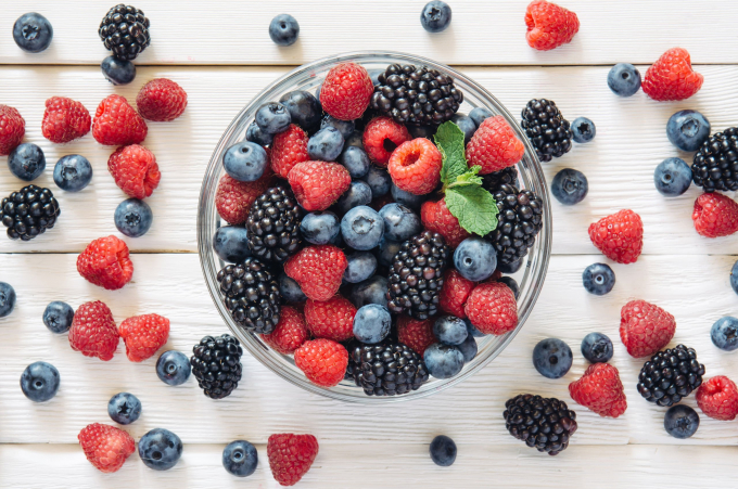 Những trái cây thuộc họ berry như: dâu tây, mâm xôi, việt quất,... cung cấp một lượng vitamin và khoáng chất dồi dào giúp làm chậm quá trình lão hóa da.