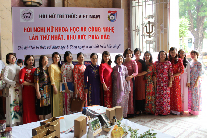 Các nhà khoa học nữ tham dự phiên chuyên đề của Hội nghị chiều ngày 16/10 chụp ảnh lưu niệm. 