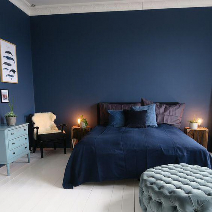 Phòng ngủ bình yên và thư thái với gam màu xanh Navy. Nguồn: baomoi.com