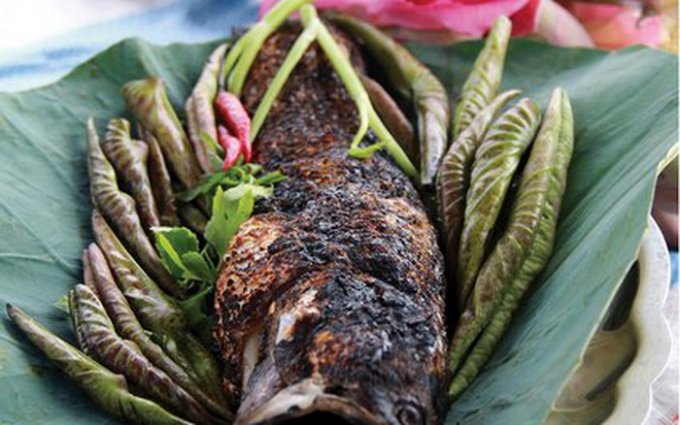 Thịt cá trắng nõn, thơm nức kèm với chút bún và các loại rau sống cuốn cùng với lá sen non, chấm với nước mắm me sền sệt. . Nguồn: dulichdaiviet.com