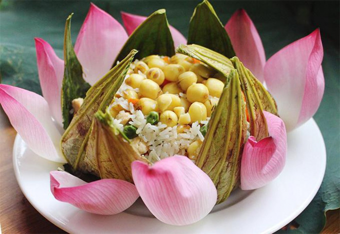 Món cơm sen được bày trí heo dáng một bông hoa sen bung nở, thơm ngát hương từ lá se. Nguồn: baomoi.com