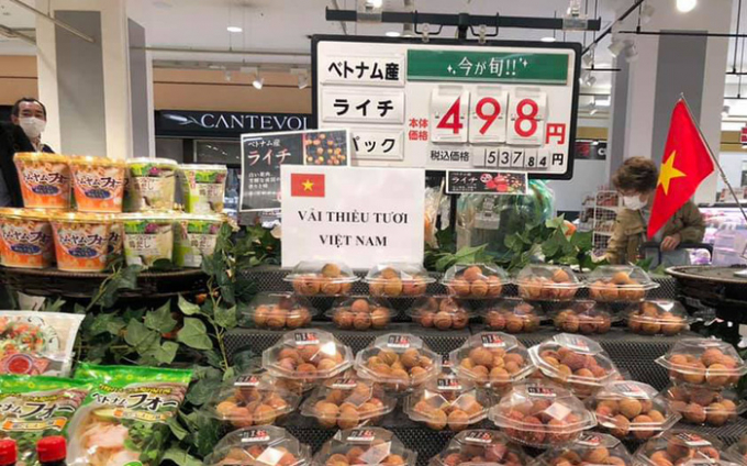 Quầy bày bán vải thiều Việt Nam tại siêu thị AEON (Nhật Bản). Nguồn: phunuvietnam.vn