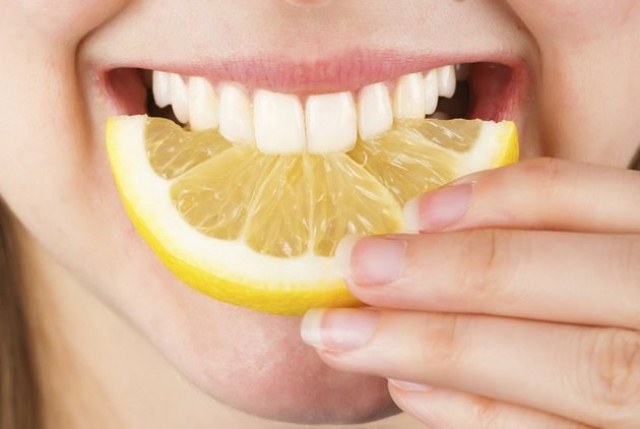 vỏ chanh có thể giúp chống lại các vấn đề nha khoa như chảy máu nướu, bệnh scurvy và viêm nướu, áp xe răng và sâu răng. Nguồn: thienduonglamdep.com
