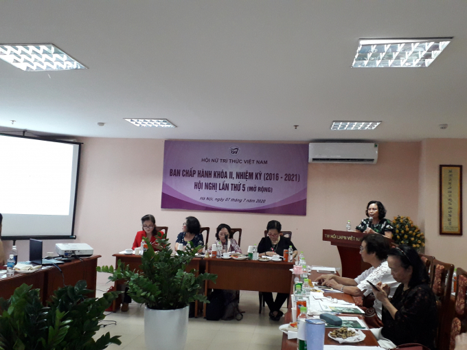 GS.TS Lê Thị Hợp – Trưởng ban KHCN báo cáo công tác chuẩn bị Hội nghị Nữ KHCN lần thứ 2