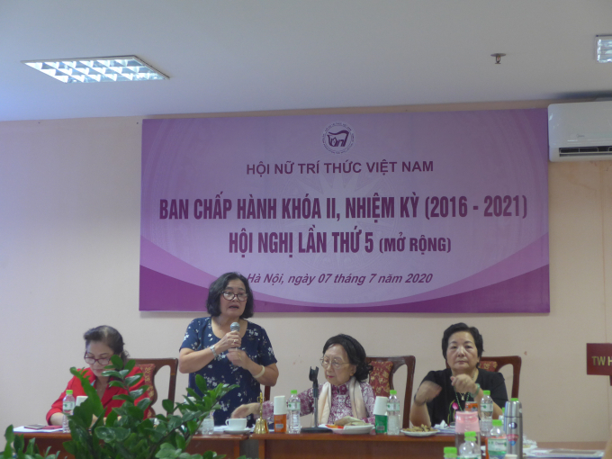 TS. Phạm Thị Mỵ - Phó Chủ tịch Hội NTT VN báo cáo kết quả chuyến công tác tại xã Chiềng Khừa