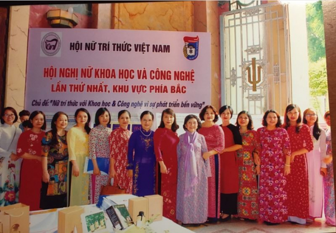 GS. TSKH Phạm Thị Trân Châu (áo dài tím, choàng khăn, thứ chín từ trái qua phải) và các đại biểu trẻ tham dự Hội nghị Nữ Khoa học công nghệ lần thứ nhất