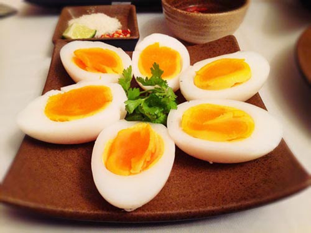 Mỗi quả trứng chứa khoảng 78 calo nên người lớn chỉ cần ăn 1 quả vào bữa sáng.
