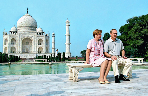Vợ chồng tổng thống Nga thăm đền Taj Mahal, Ấn Độ, tháng 10/2000. Ảnh: RIA Novosti