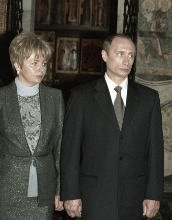 Ông Putin và bà Lyudmila tại nhà thờ của điện Kremlin, sau lễ nhậm chức tổng thống lần đầu tiên của ông hồi tháng 5/2000. Ảnh: RIA Novosti