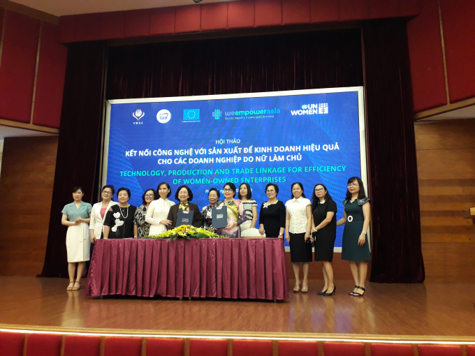 Hội Nữ trí thức Việt Nam và Hội đồng Doanh nhân nữ Việt Nam đã ký Thỏa thuận hợp tác nhằm kết nối các nữ trí thức, các nhà khoa học nữ với doanh nhân nữ Việt Nam.