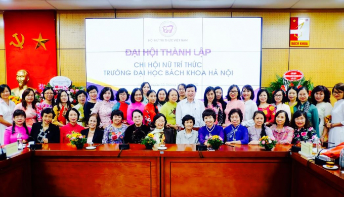 Chủ tịch Công đoàn Nhà trường, TS. Bùi Đức Hùng và Lãnh đạo Hội Nữ trí thức Việt Nam cùng các đại biểu tham dự Đại hội chụp ảnh lưu niệm