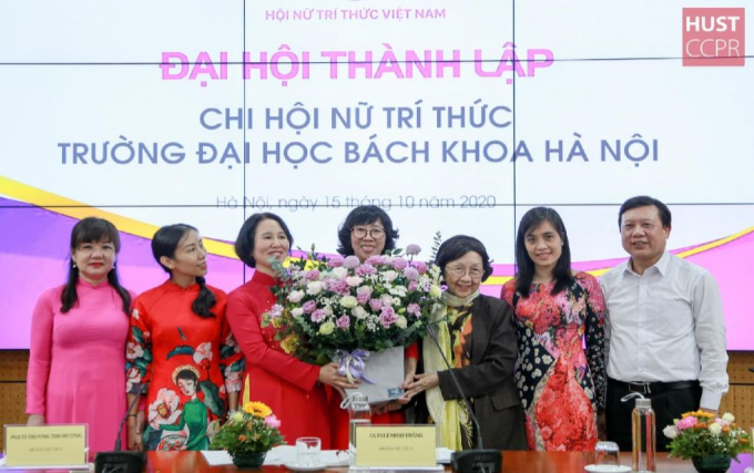 Chủ tịch Hội Nữ trí thức Việt Nam GS.TSKH Phạm Thị Trân Châu (thứ 3 từ phải sang) tặng hoa chúc mừng Ban Chấp hành Chi hội NTT Trường ĐH Bách Khoa nhiệm kỳ (2020- 2025)