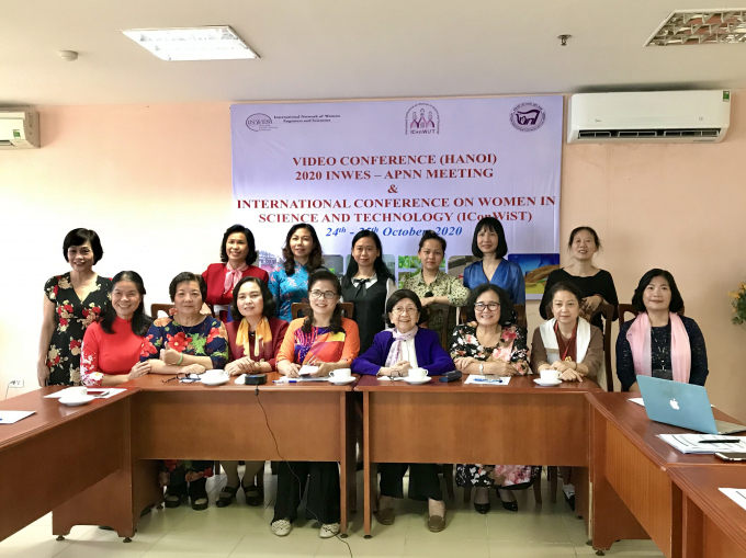 Các đại biểu Hội Nữ trí thức Việt Nam tham dự Hội nghị APNN 2020 chụp ảnh lưu niệm 