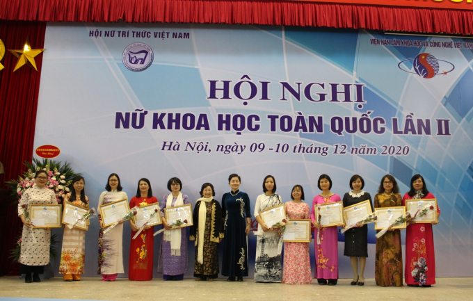 Trong khuôn khổ Hội nghị, Hội LHPN Việt Nam và Hội Nữ trí thức Việt Nam đã trao bằng khen cho các hội viên đạt chuẩn Giáo sư (02 người), Phó giáo sư (17 người) và 37 người bảo vệ thành công luận án tiến sĩ trong nước.