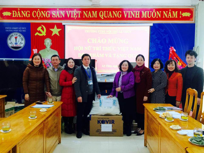 Đoàn thiện nguyện Hội Nữ trí thức Việt Nam thăm và tặng quà cho Trường Phổ thông Dân tộc Nội Trú Lệ Thủy (Quảng Bình)