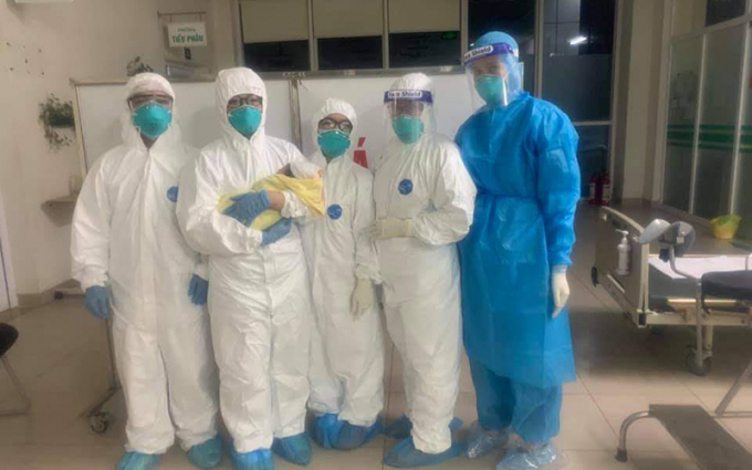 Các bác sỹ bệnh viện nhiệt đới Trung ương cơ sở 2 giúp sản phụ mắc covid-19 hạ sinh an toàn