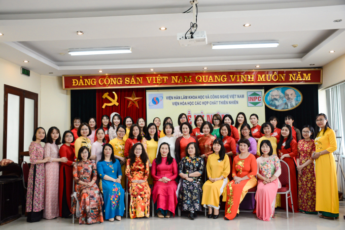 Tập thể các nhà khoa học nữ Viện Hóa học các Hợp chất Thiên nhiên, Viện Hàn lâm Khoa học và Công nghệ Việt Nam. Ảnh: Hoàng Toàn