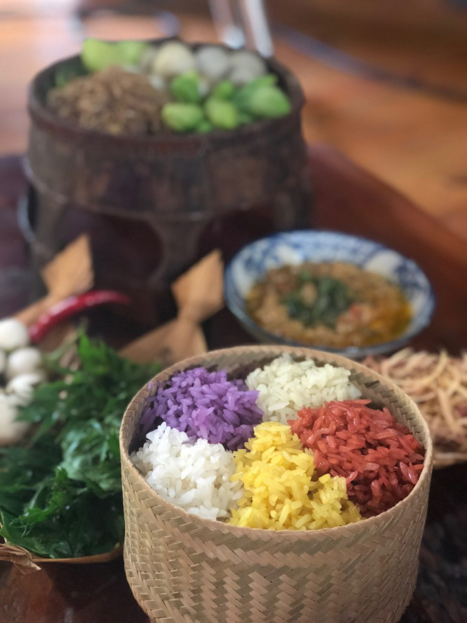 Món xôi ngũ sắc dẻo thơm của người Thái
