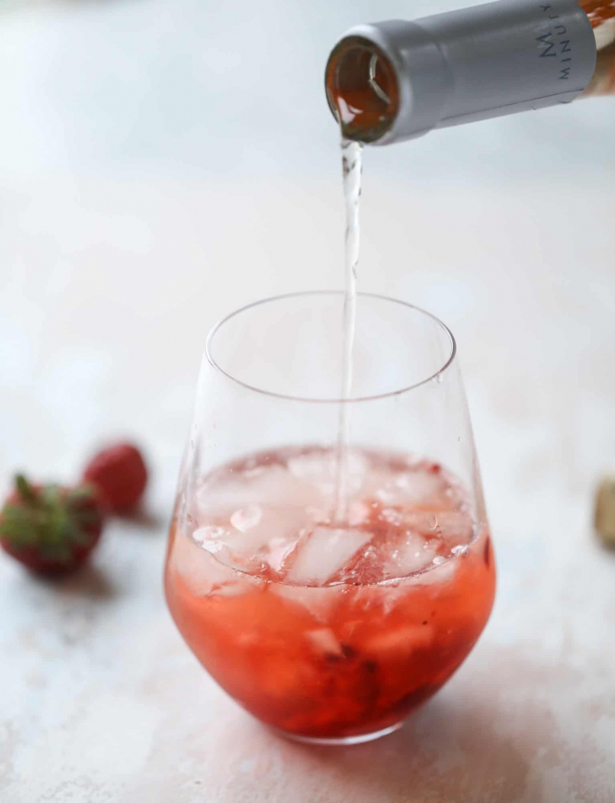 Thêm Tequila và rượu vang hồng vào hỗn hợp và điều chỉnh theo khẩu vị mong muốn