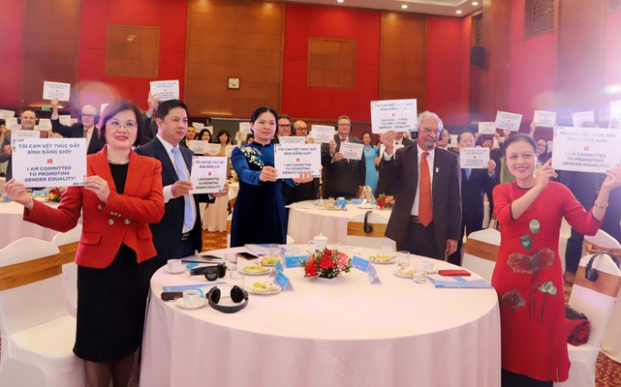 Các đại biểu tham dự Diễn đàn “Thúc đẩy việc thực hiện các Mục tiêu phát triển bền vững từ góc độ bình đẳng giới” sáng 10/3. Ảnh: phunuvietnam.vn