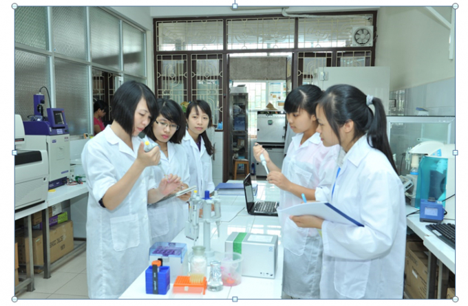 PGS. TS Trần Thị Định hướng dẫn sinh viên nghiên cứu khoa học trong phòng thí nghiệm