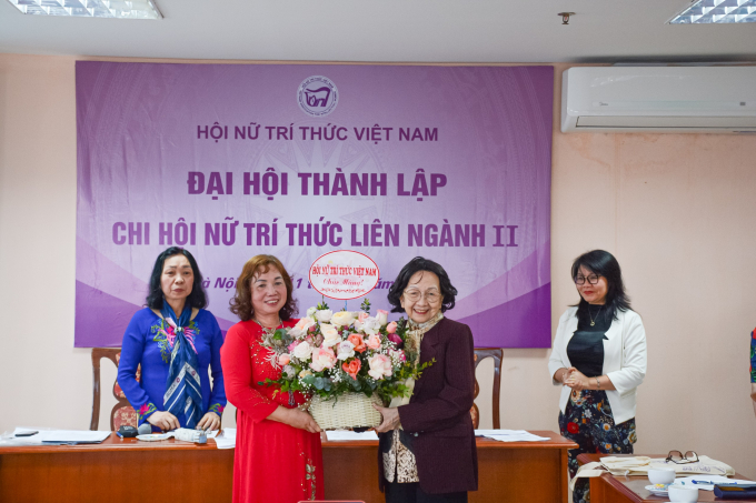 GS.TSKH Phạm Thị Trân Châu tặng hoa chúc mừng Hội NTT Liên ngành II