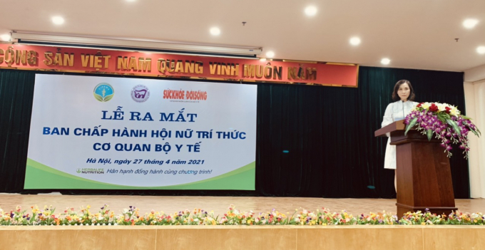   Phó Chủ tịch Hội Nữ trí thức Việt Nam PGS.TS Trần Thị Oanh thông qua Quyết định công nhận Ban Chấp hành và phát biểu động viên Chi hội và hội viên  