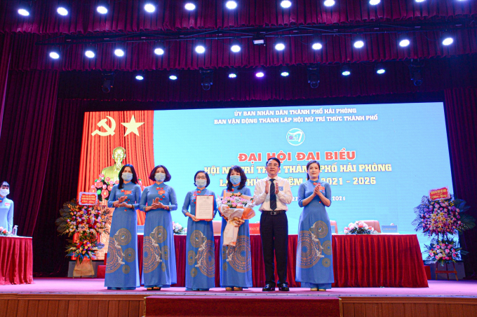 Ông Lê Khắc Nam, Phó Chủ tịch UBND thành phố Hải Phòng trao Quyết định thành lập Hội Nữ trí thức Thành phố Hải Phòng