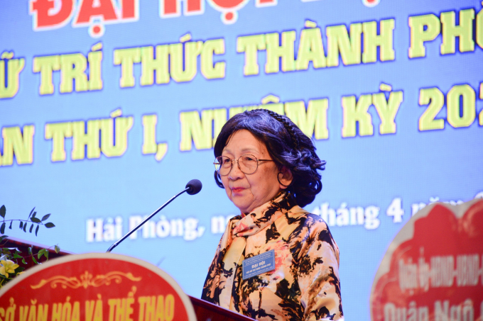 GS.TSKH Phạm Thị Trân Châu - Chủ tịch Hội Nữ trí thức Việt Nam phát biểu tại Đại hội