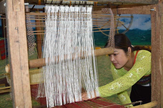 Sức sáng tạo và tình yêu của phụ nữ Việt đối với nghề nhuộm dệt truyền thống