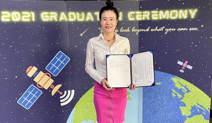 TS Kim Anh nhận giải thưởng “Bài báo khoa học được nhiều người quan tâm nhất năm 2021” do  tạp chí Tiến bộ trong khoa học Trái đất và Hành tinh (PEPS) thuộc Hội Địa vật lý Nhật Bản trao tặng. Nguồn: vietnam.vnanet.vn