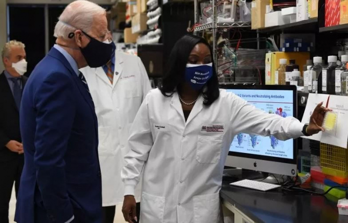 Tổng thống Mỹ Joe Biden (trái) nghe Tiến sĩ Kizzmekia S. Corbett (phải) thuyết trình khi ông tham quan phòng thí nghiệm của Viện Y tế quốc gia ở Bethesda, Maryland, vào ngày 11.2 - Ảnh: AFP