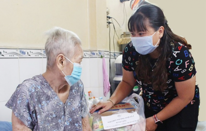 Chị Nguyễn Thanh Mai đi trao quà cho người già khó khăn vì dịch bệnh tại địa bàn.