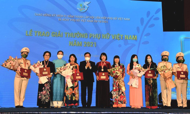Phó Thủ tướng Thường trực Chính phủ Phạm Bình Minh, Chủ tịch Hội LHPN Việt Nam Hà Thị Nga (thứ 3 trái ảnh qua) trao Giải thưởng Phụ nữ Việt Nam 2021 cho đại diện các tập thể tại điểm cầu Hà Nội. Ảnh: vtv.vn