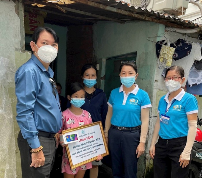 Hội LHPN Quận 6, TP Hồ Chí Minh trao tặng quà hỗ trợ cho trẻ em mồ côi do dịch Covid-19