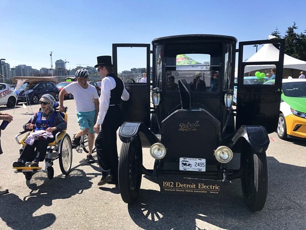 Chiếc ô tô điện hơn 100 năm tuổi - Detroit Electric 1912- vẫn có thể chạy tốt. Chủ sở hữu của chiếc ô tô điện thuộc thế hệ đầu tiên trên thế giới này là bà Florence French