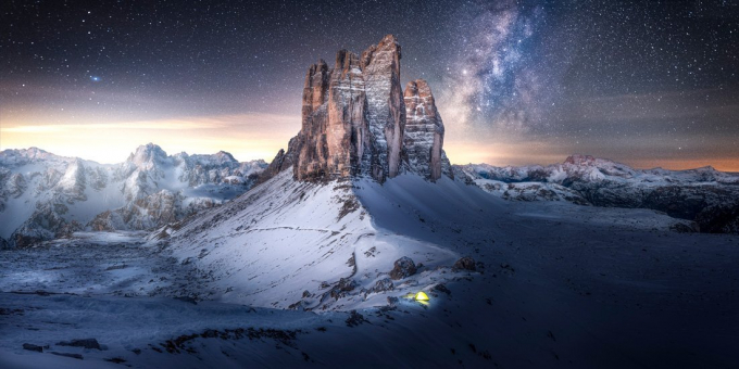   Giải thưởng nhiếp ảnh gia không chuyên của năm 2021 là bức chụp cụm 3 đỉnh nổi tiếng ở dãy núi Dolomites, Italy thuộc về nhiếp ảnh gia Daniel Trippolt (Áo).   