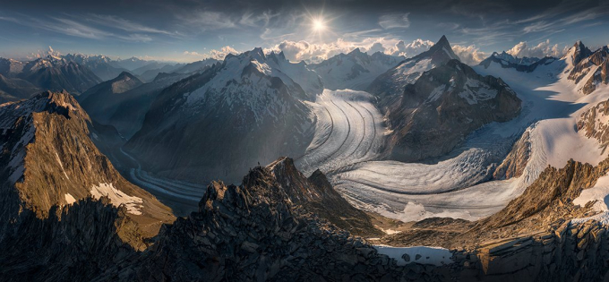 Bức ảnh bao trọn một vùng núi non và sông băng tại Thụy Sỹ của Max Rive được các giám tuyển cuộc thi đánh giá cao. Góc ảnh bao trọn một vùng núi non và sông băng dài thứ 2 Thụy Sỹ Fieschergletscher từ độ cao 3.450 m vào giữa mùa hè.